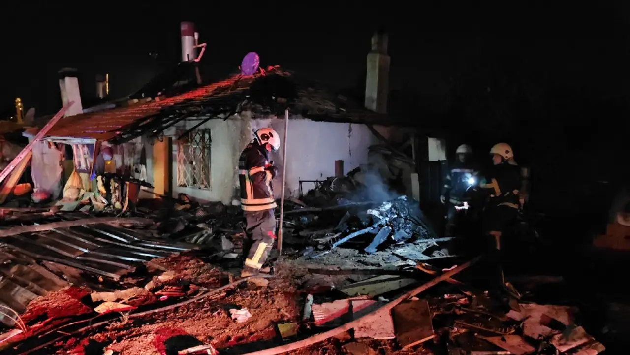 Evde Yangın Çıktı, 7 Kişi Hastanede 6