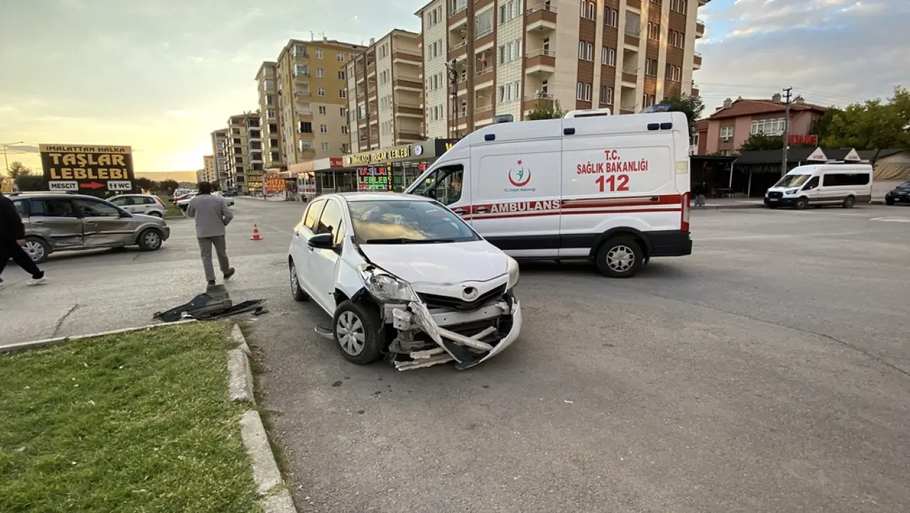 Otomobiller Çarpıştı: 2 Yaralı 4