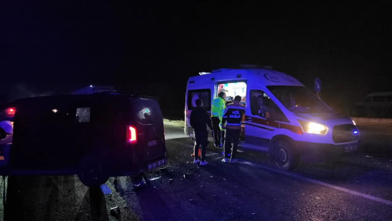 Kamyonetle Minibüs Çarpıştı: 7 Yaralı 5