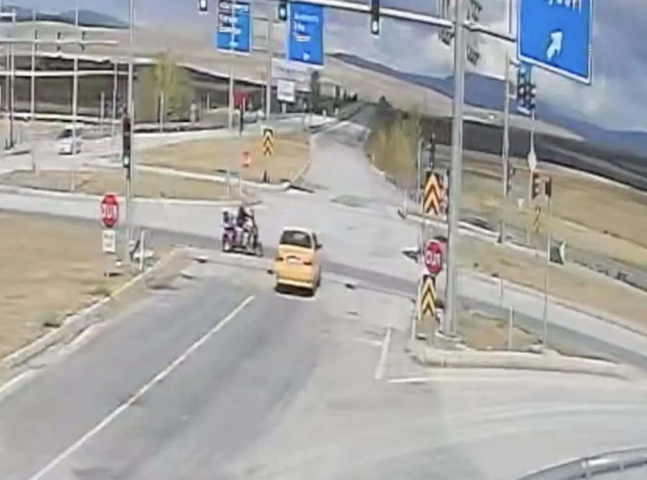Ticari Taksi ile Motosiklet Birbirine Girdi: 1 Yaralı 1