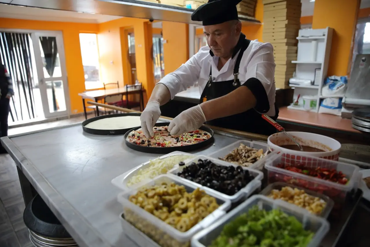 Köyüne Pizzacı Açtı, Talebe Yetişemiyor 3