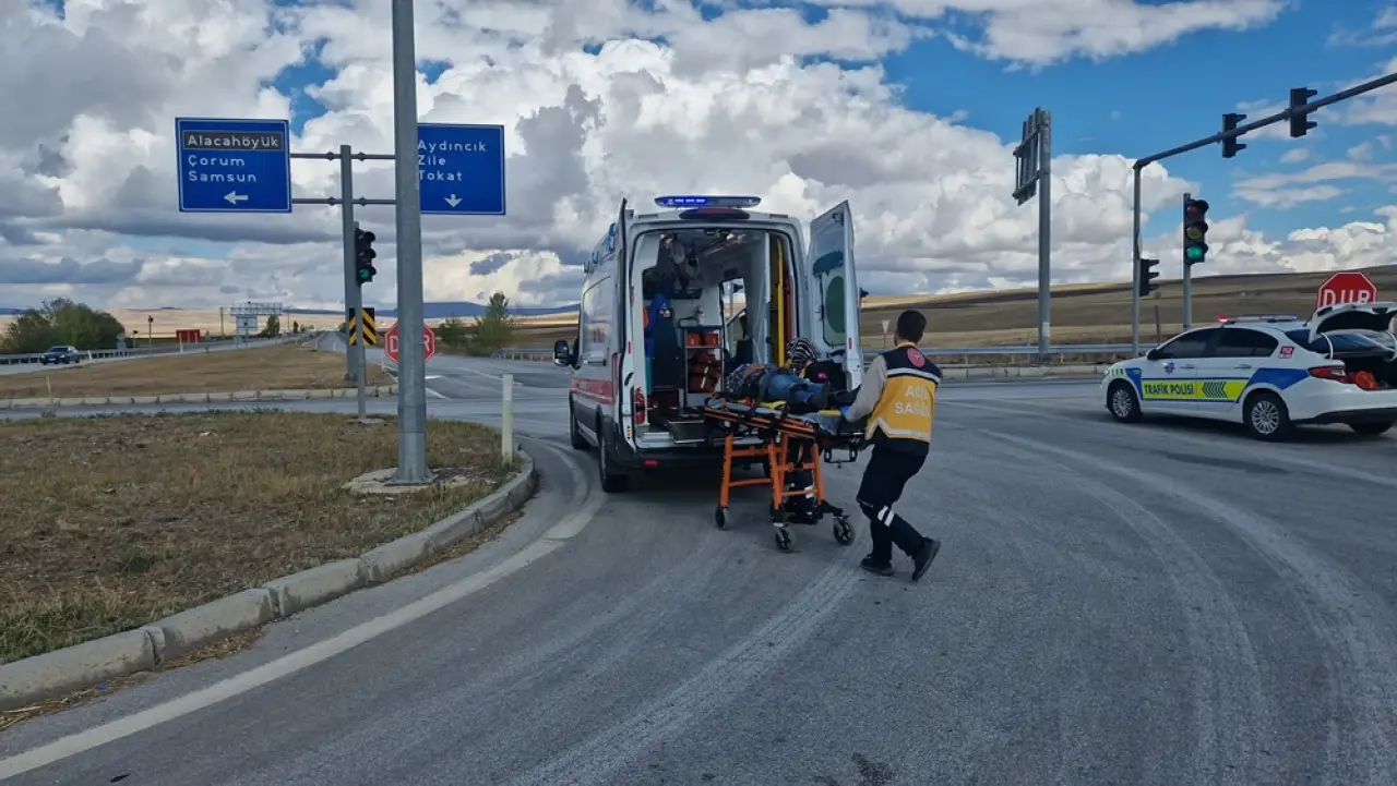 Ticari Taksi ile Motosiklet Birbirine Girdi: 1 Yaralı 3
