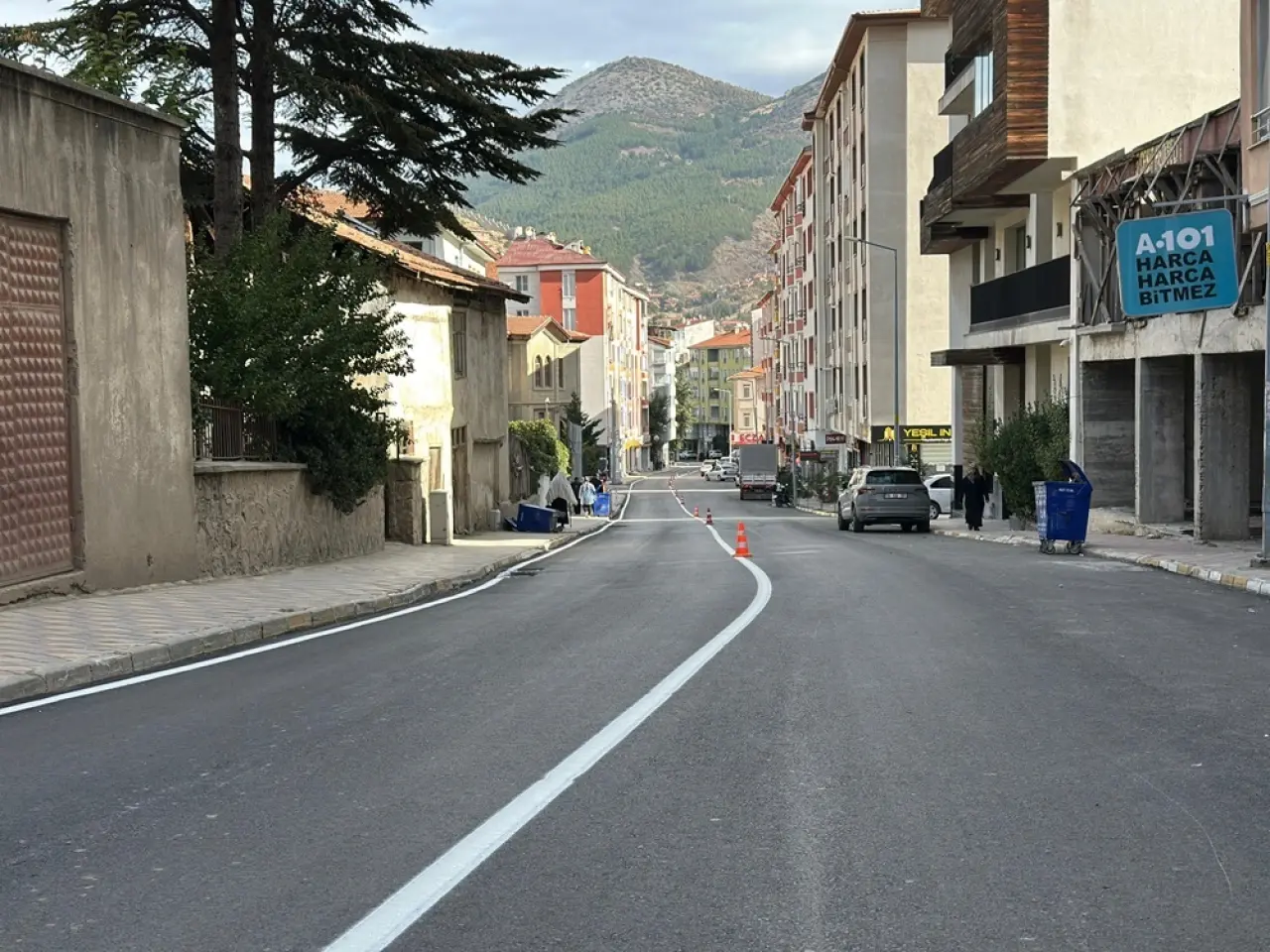 Asfaltlanan Caddelerde Yol Çizgileri Çekiliyor 2