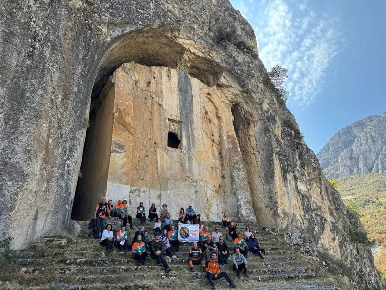Çorum’daki Gizemli Kaya Mezarı Büyük İlgi Görüyor 2