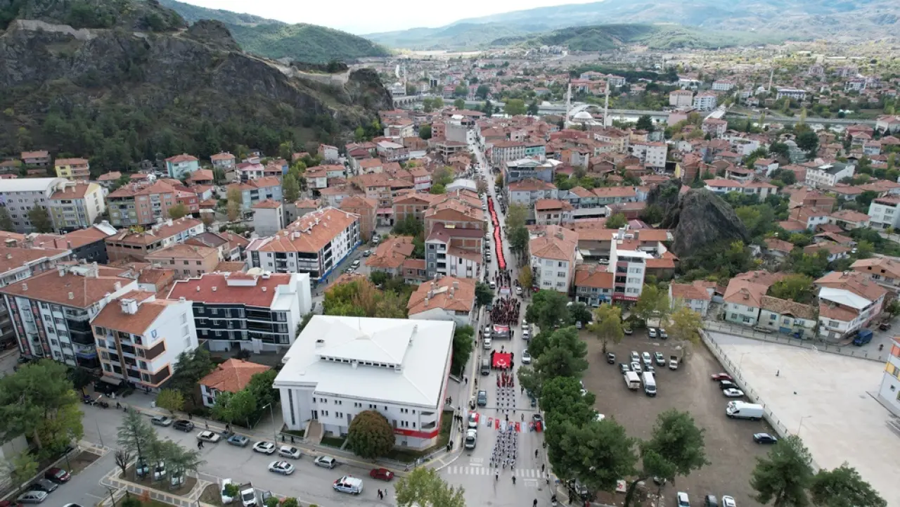 102 Metrelik Dev Bayrakla Yürüyüş 1