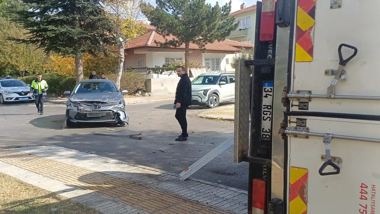 Otomobille Kamyonet Birbirine Girdi: 5 Yaralı 2