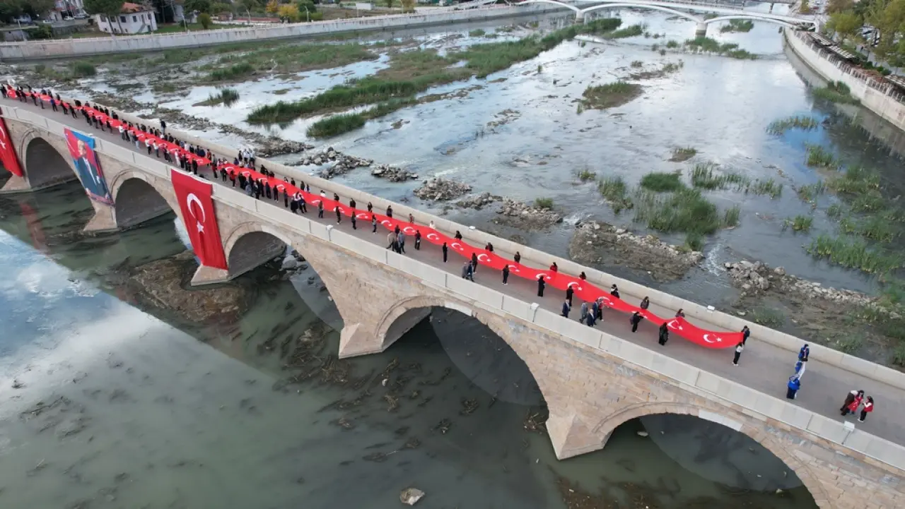 102 Metrelik Dev Bayrakla Yürüyüş 2