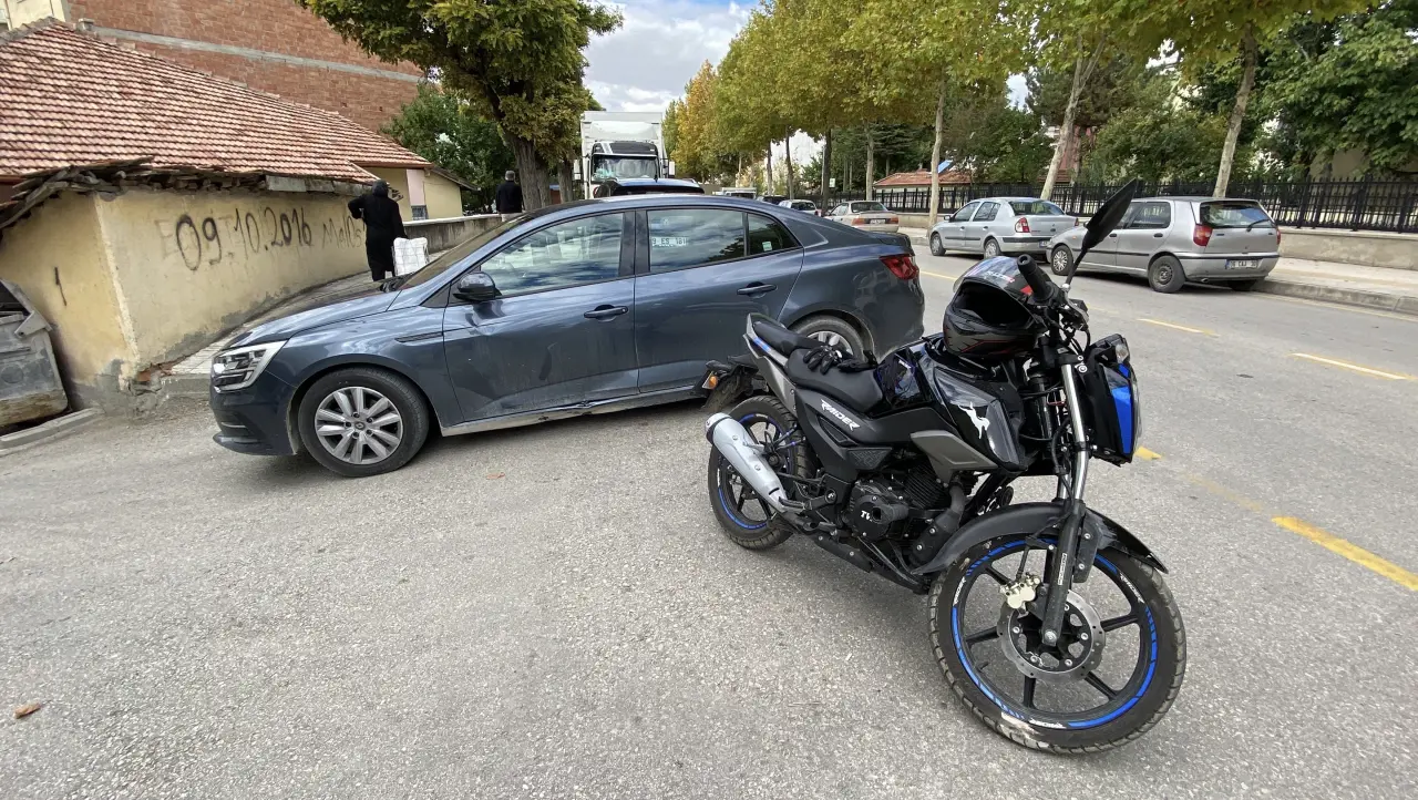 Motosiklet İle Otomobil Çarpıştı 3