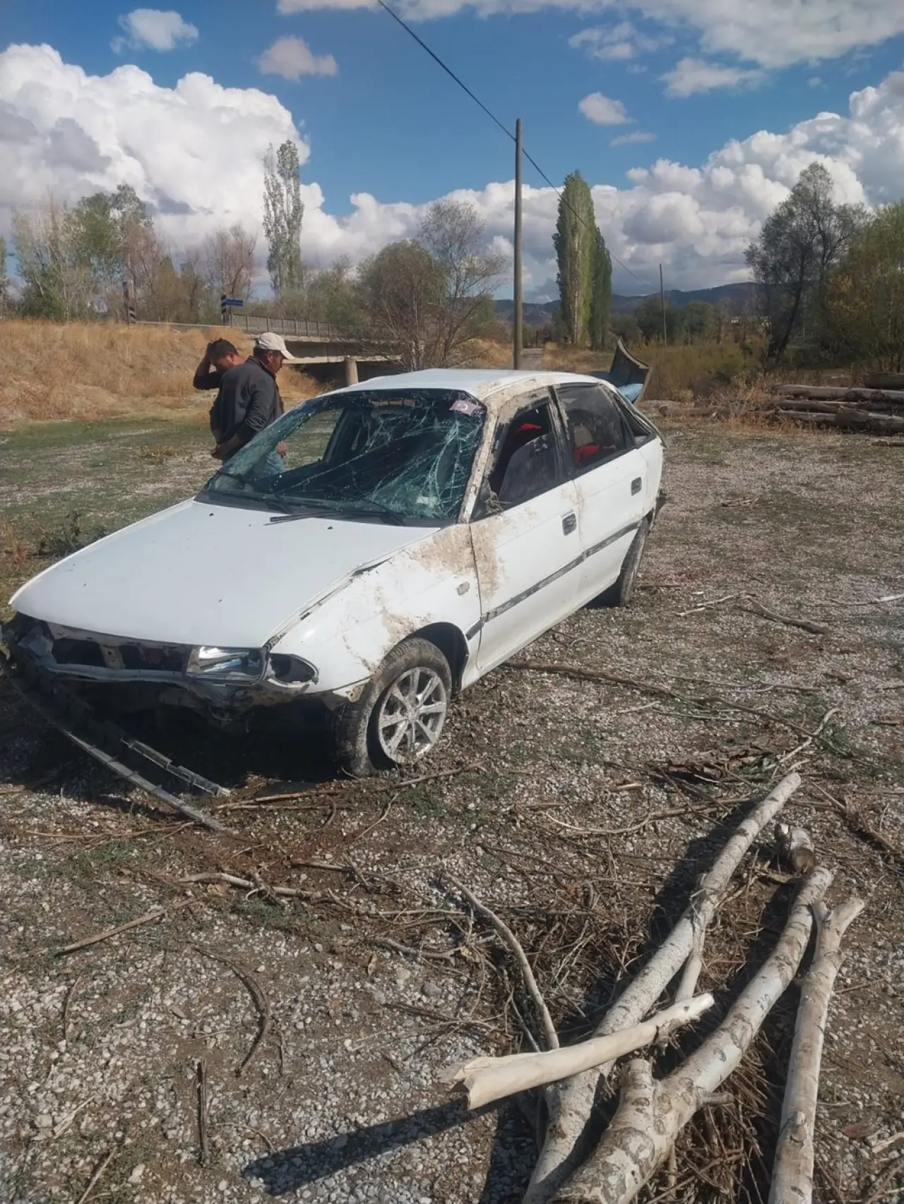 Otomobil, Köprüden Tarlaya Uçtu: 2 Yaralı 1