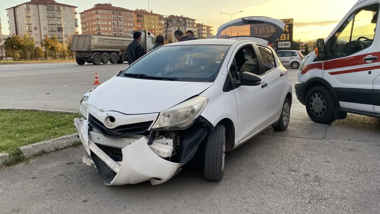 Otomobiller Çarpıştı: 2 Yaralı 2