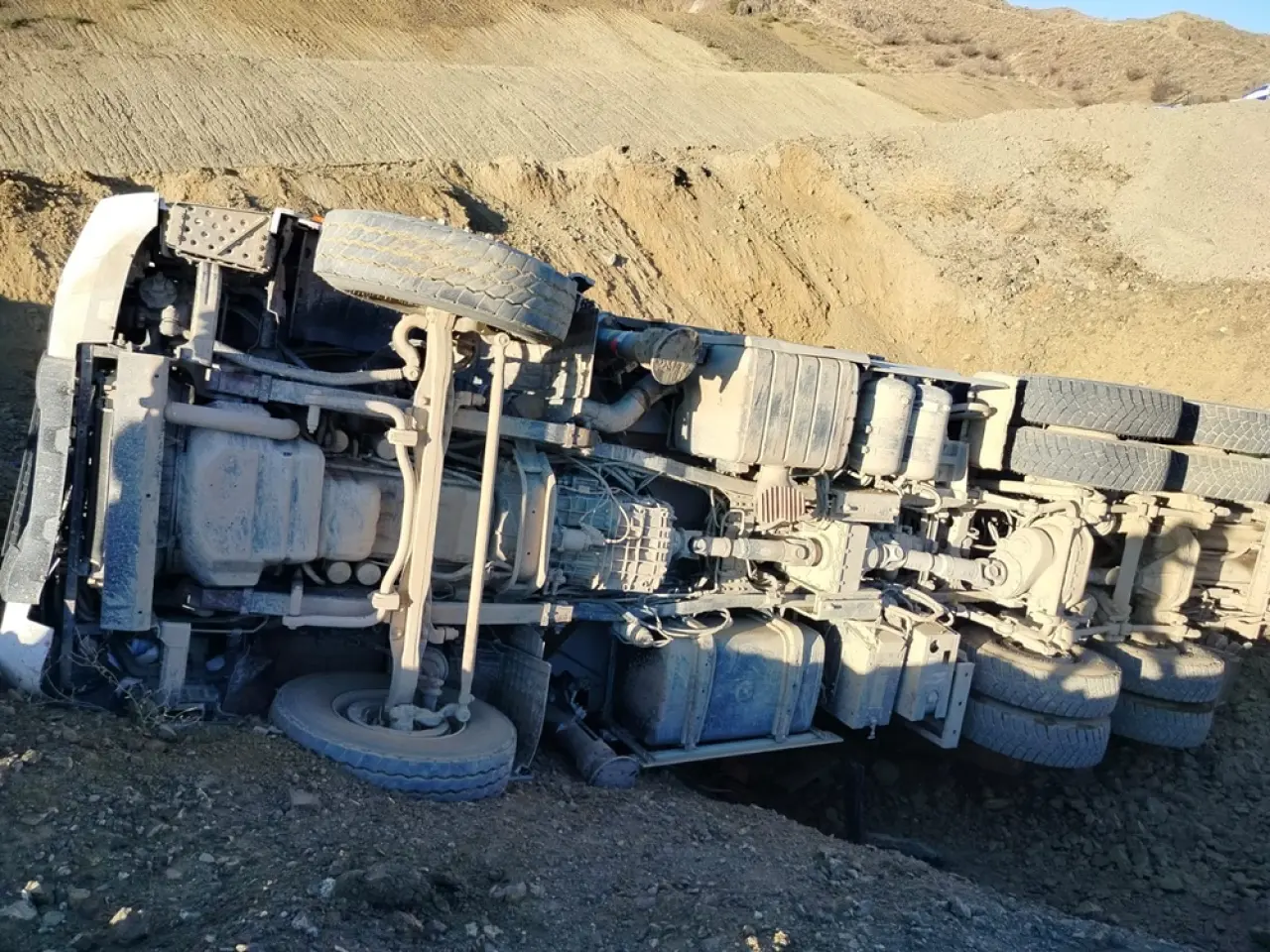Beton Pompası Devrildi: 1 Yaralı 2