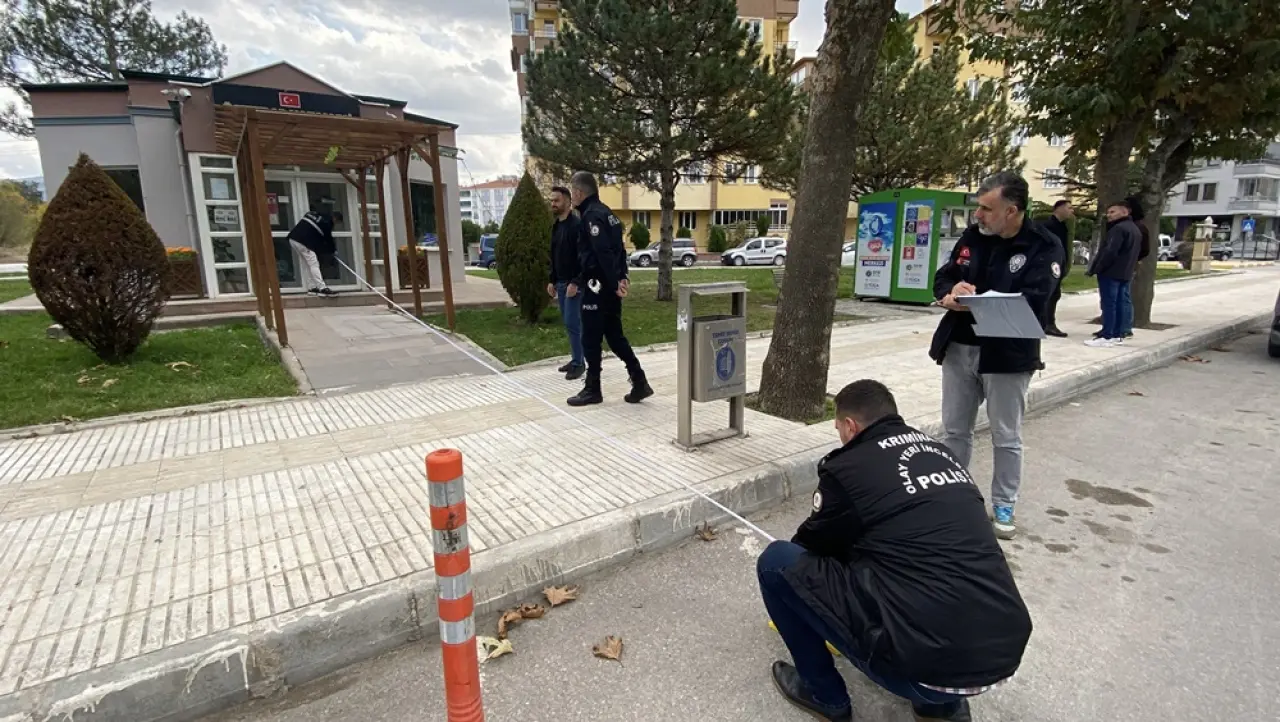 Motosikletli Saldırgan Muhtarlığa Kurşun Yağdırdı 8