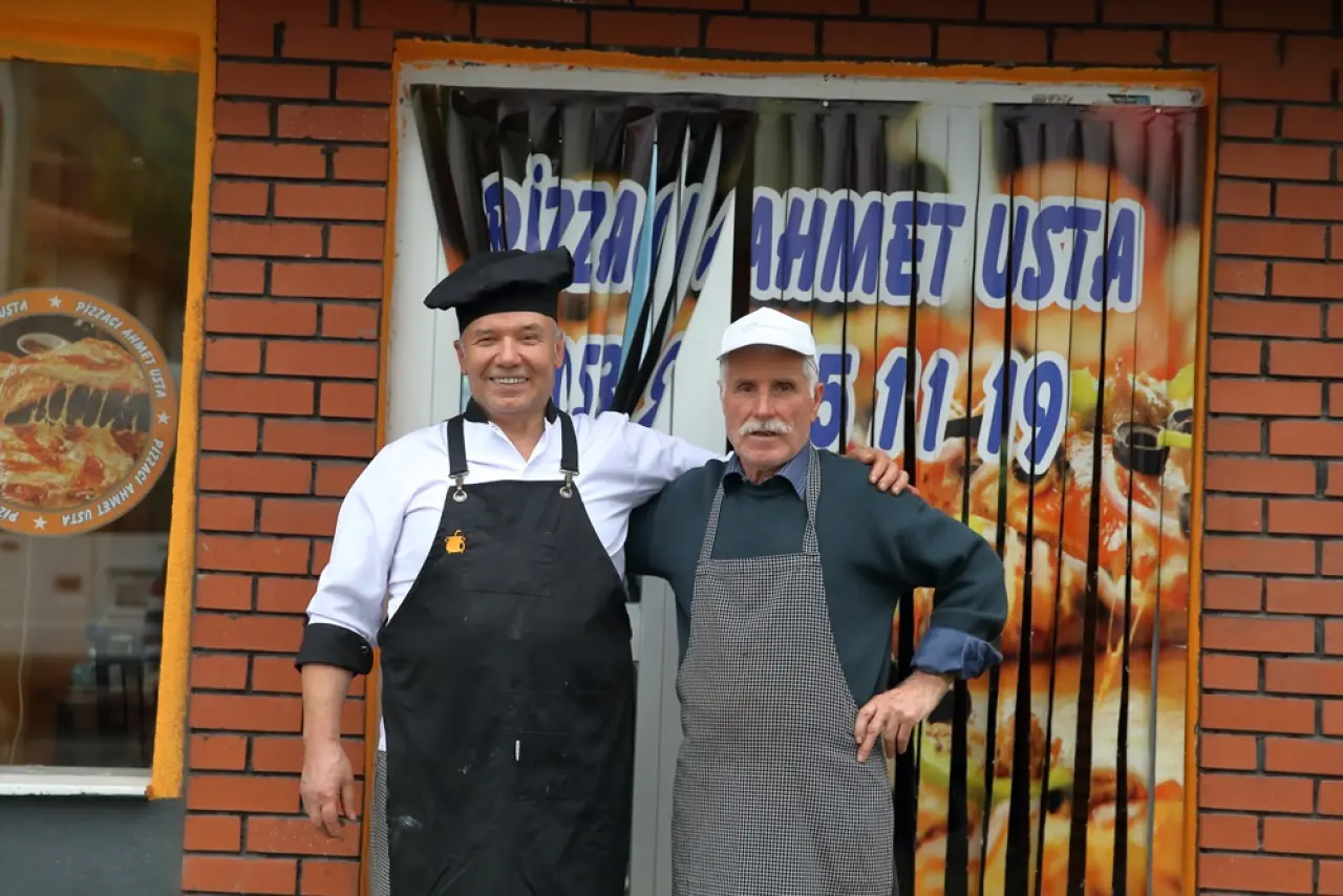 Köyüne Pizzacı Açtı, Talebe Yetişemiyor 8