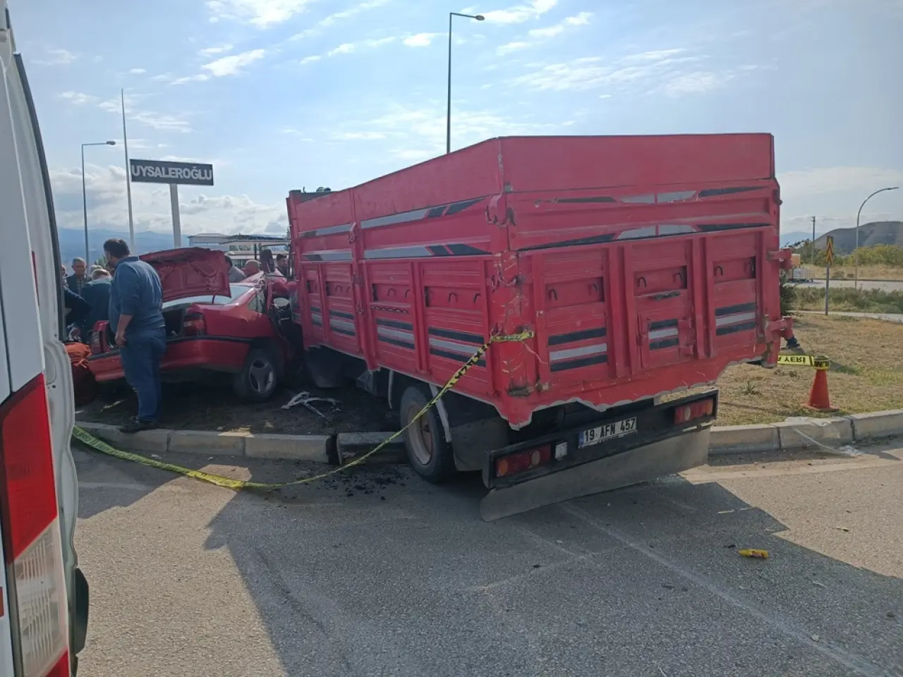 Otomobille Kamyonet Çarpıştı: 1 Ölü 2