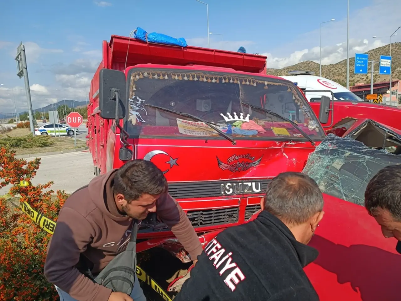 Otomobille Kamyonet Çarpıştı: 1 Ölü 4