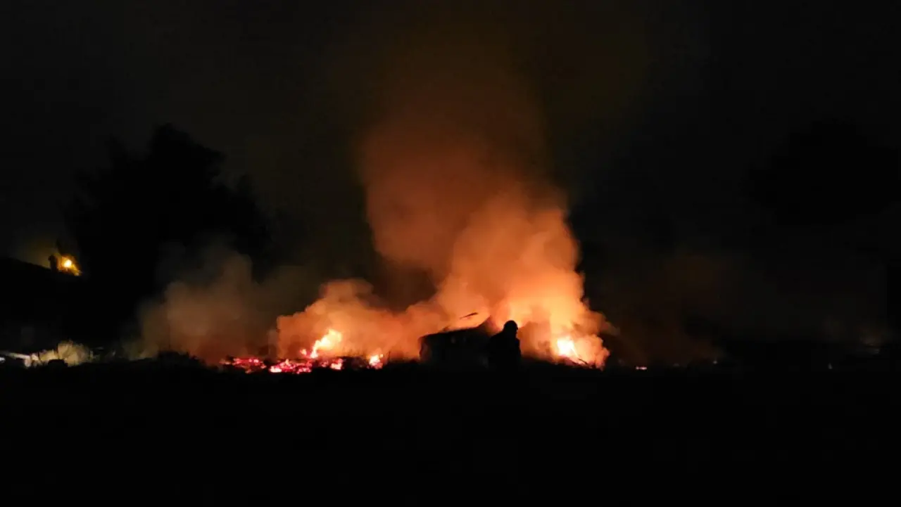 Otomobildeki Yangın Çevreye Sıçradı 4