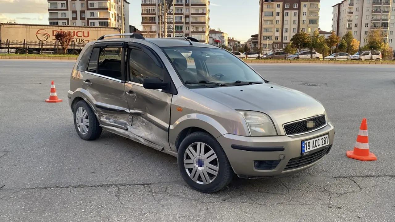 Otomobiller Çarpıştı: 2 Yaralı 5