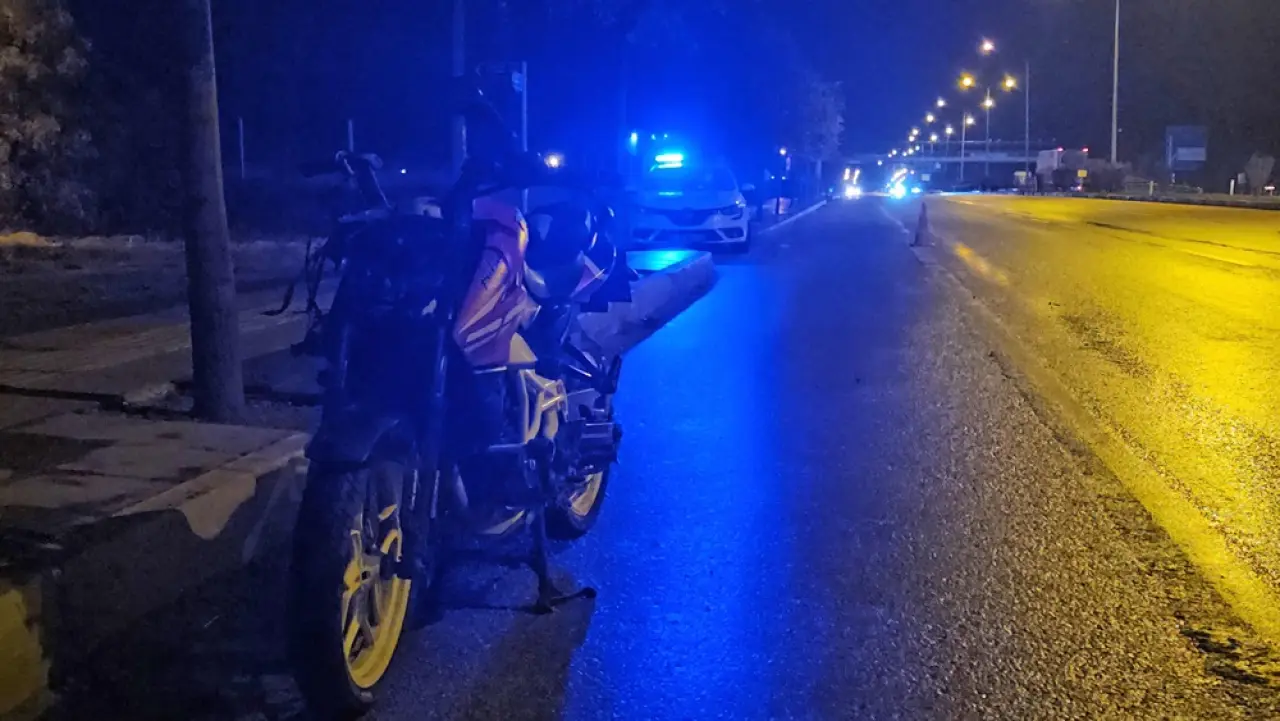 Motosiklet Bariyerlere Çarptı: 1 Ölü 3