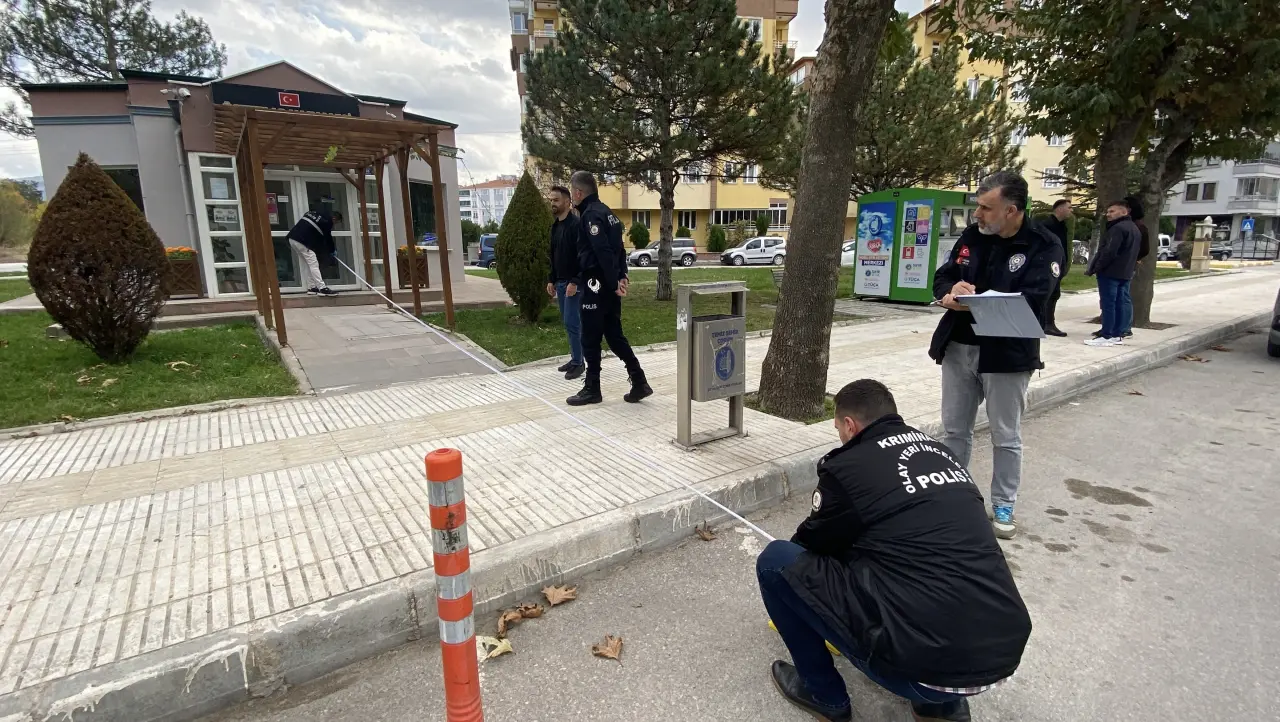 Motosikletli Saldırgan Muhtarlığa Kurşun Yağdırdı 2