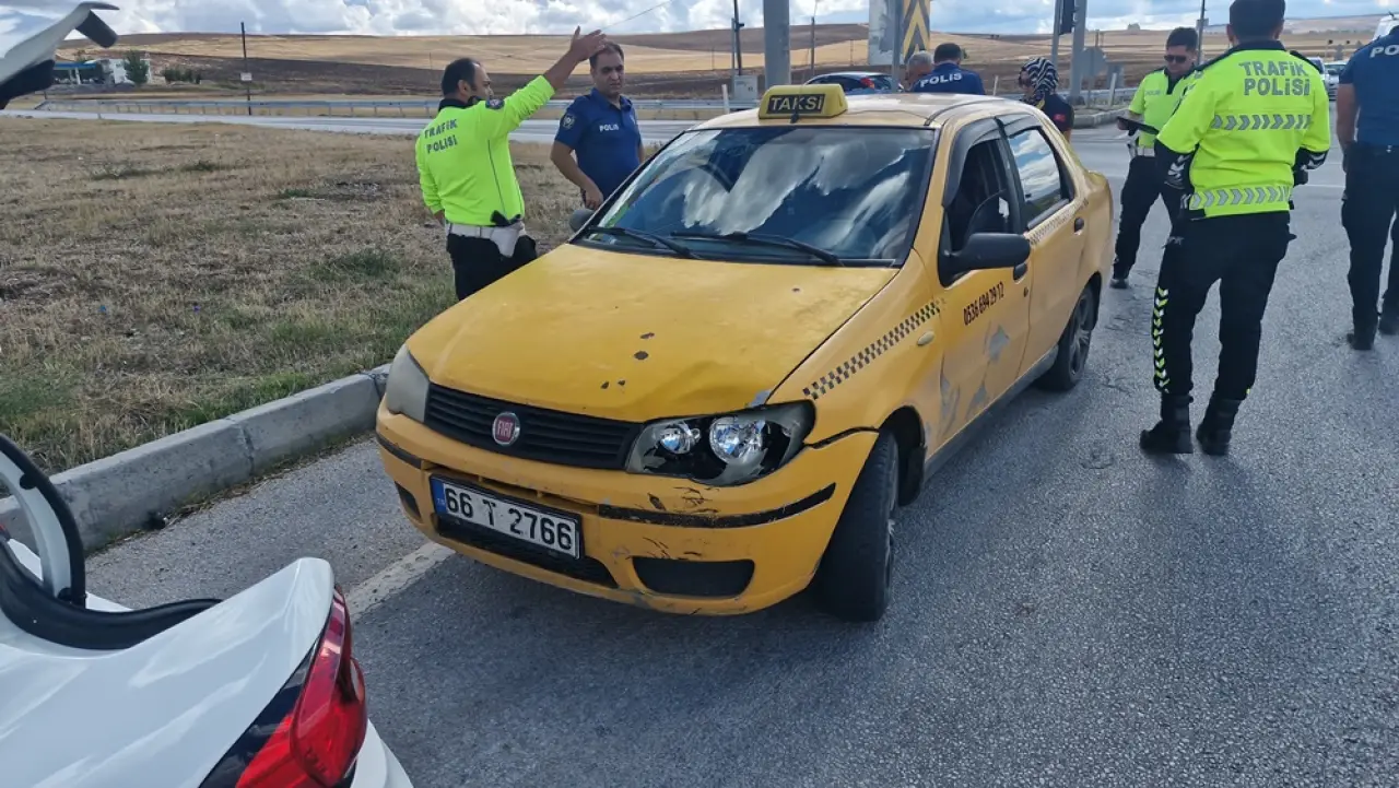 Ticari Taksi ile Motosiklet Birbirine Girdi: 1 Yaralı 2