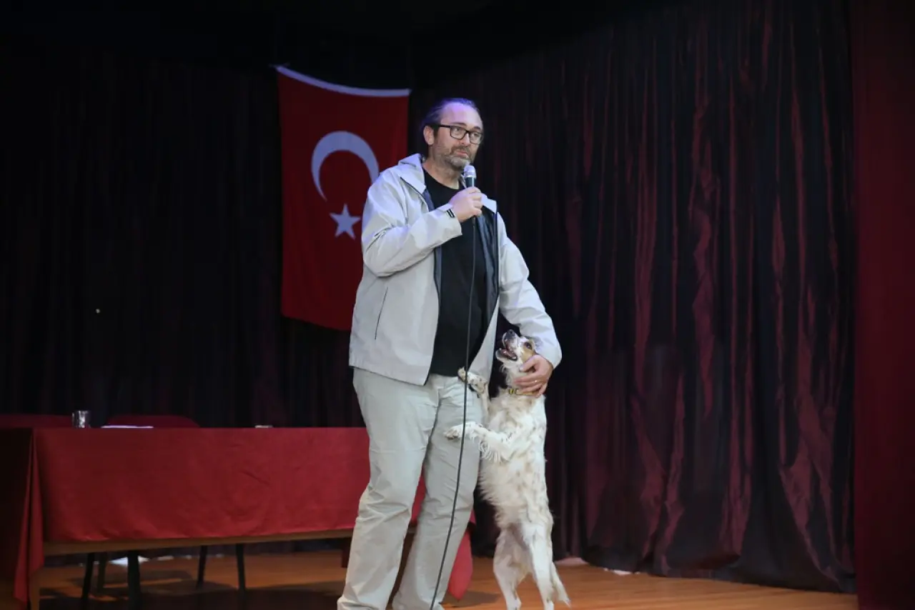Söyleşilerinde Evcil Hayvanlara Dikkat Çekiyor 1