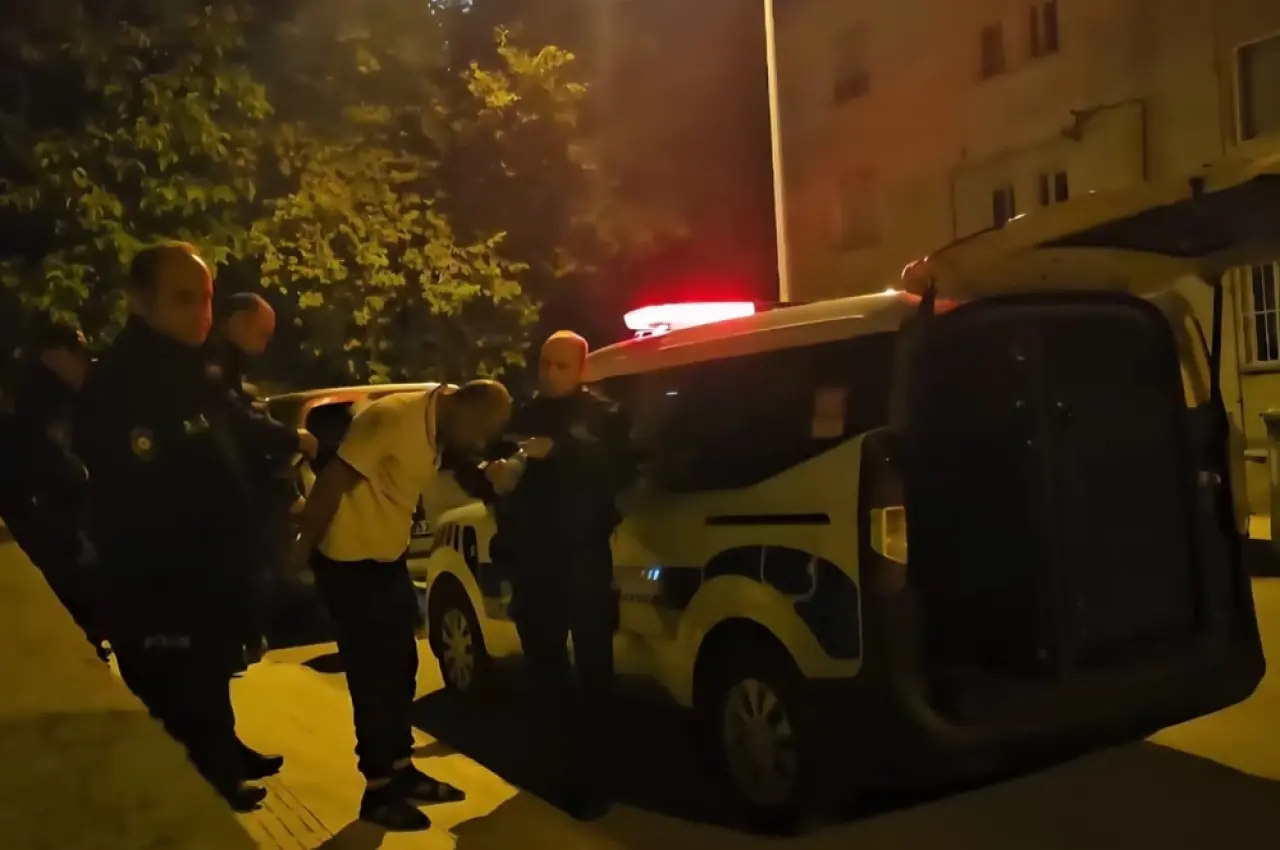 Arkadaşını Kılıçla Rehin Aldı! 6