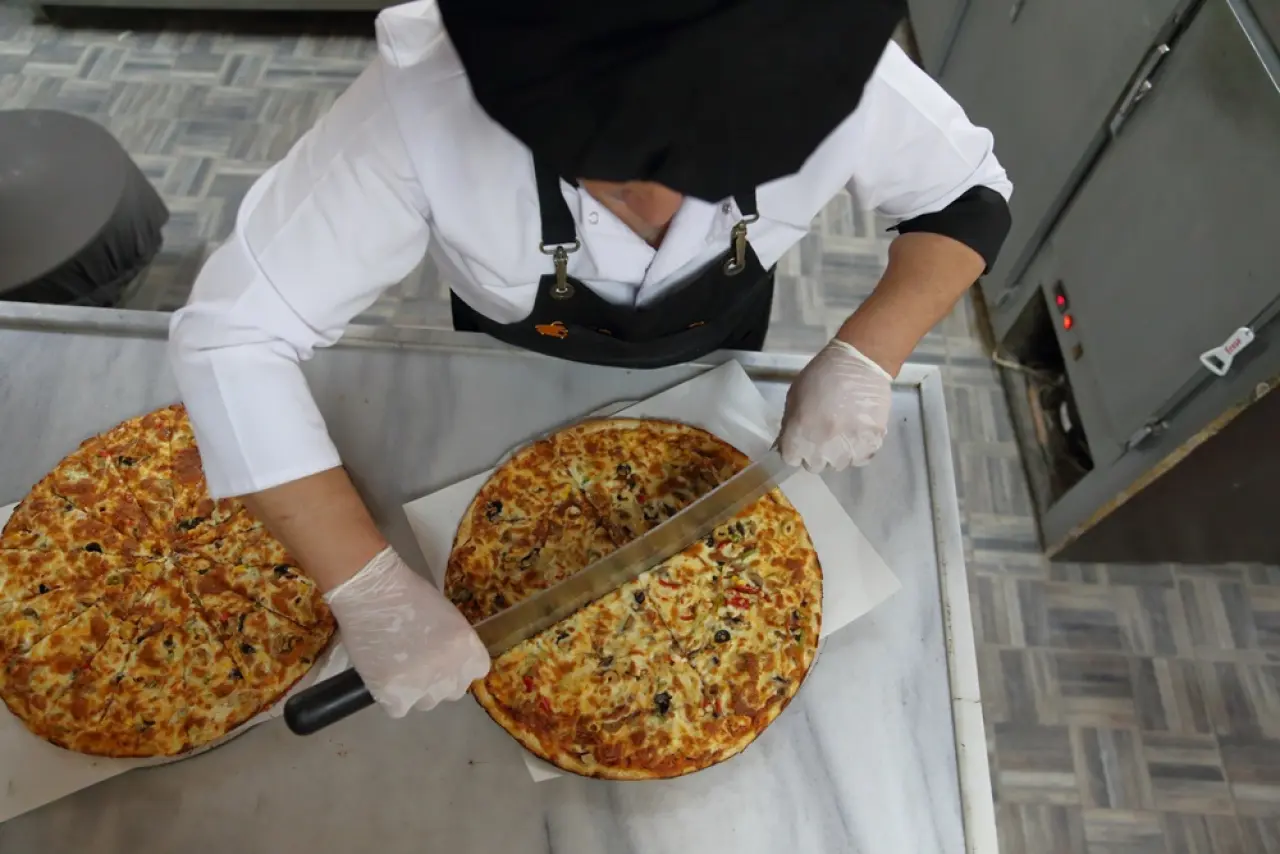 Köyüne Pizzacı Açtı, Talebe Yetişemiyor 10