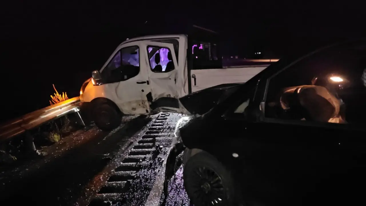 Kamyonetle Minibüs Çarpıştı: 7 Yaralı 2