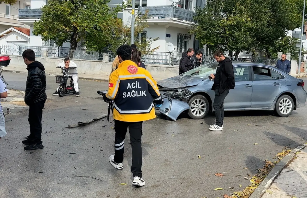Otomobille Kamyonet Birbirine Girdi: 5 Yaralı 1