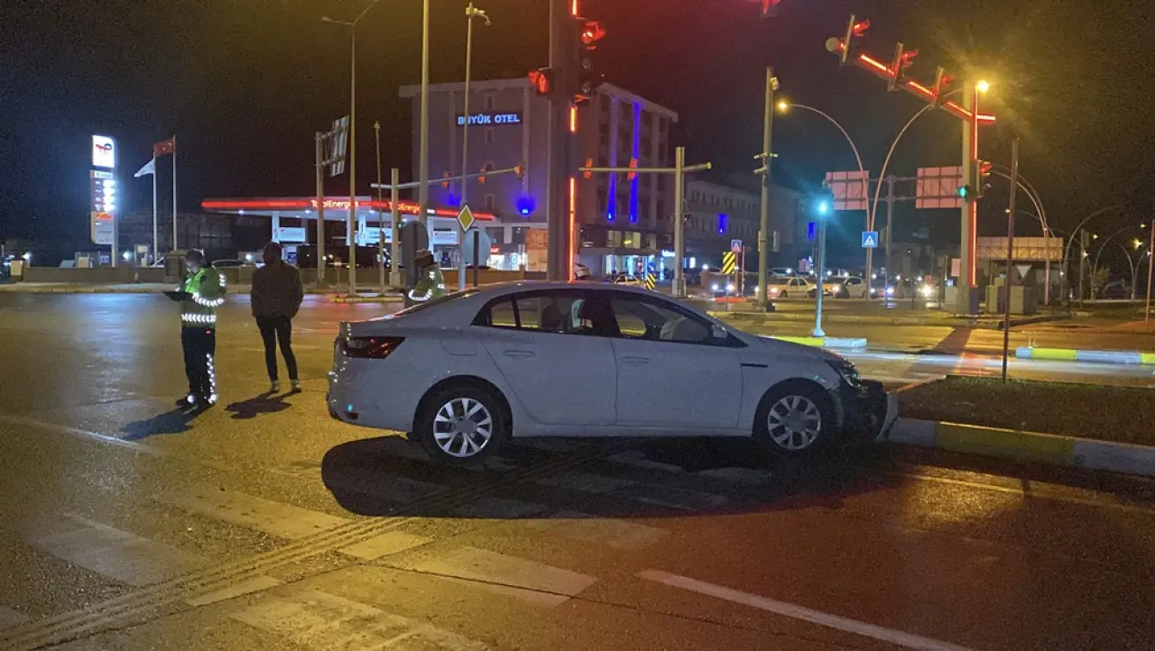 Otomobil Refüje Çarptı: 1 Yaralı 1