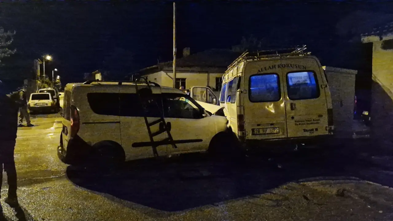 Minibüsle Hafif Ticari Araç Çarpıştı 3