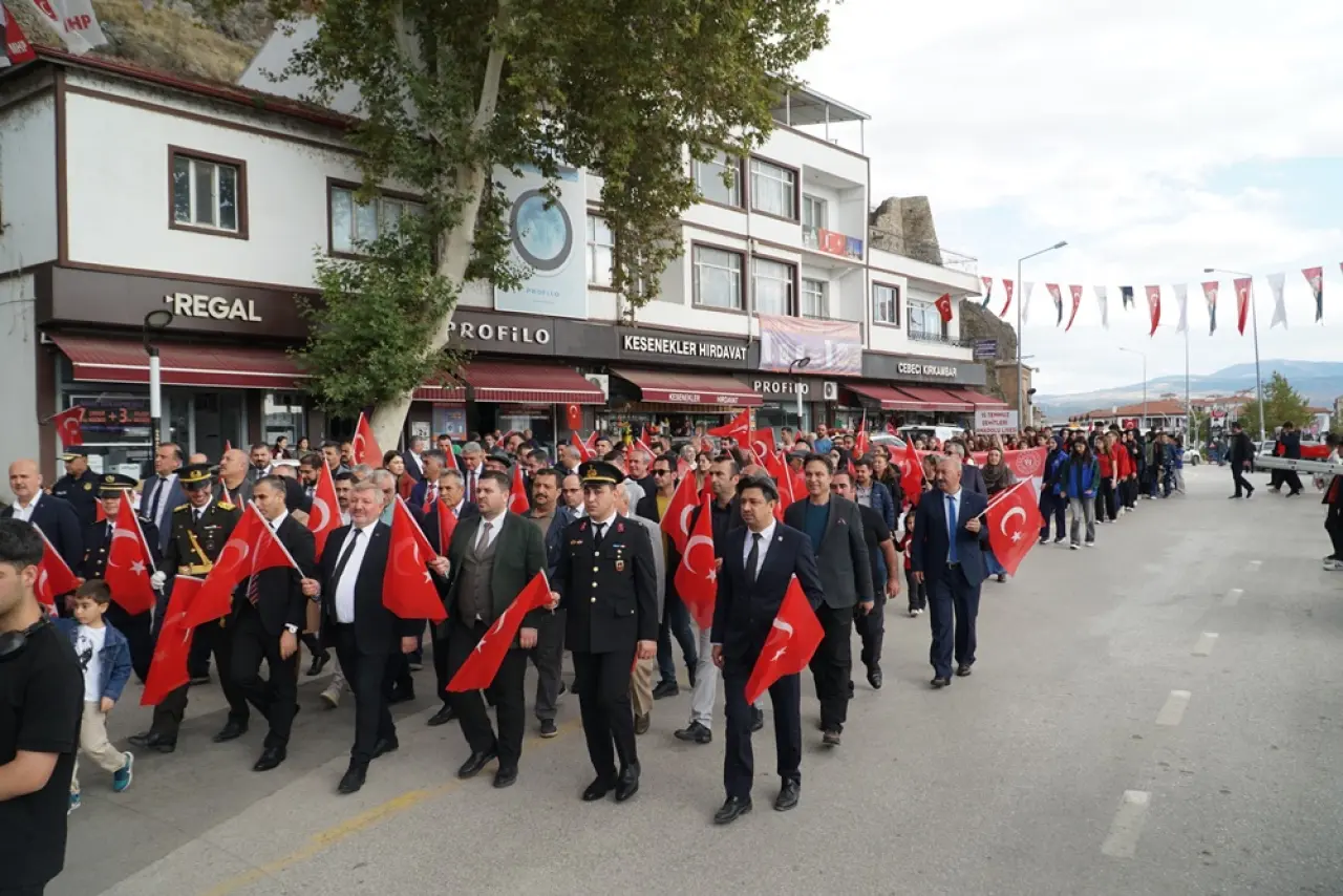 102 Metrelik Dev Bayrakla Yürüyüş 6