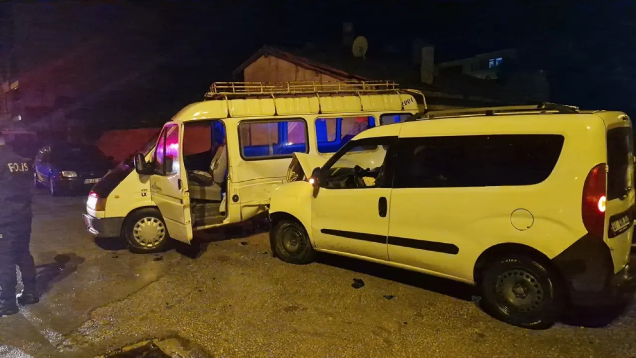 Minibüsle Hafif Ticari Araç Çarpıştı 2