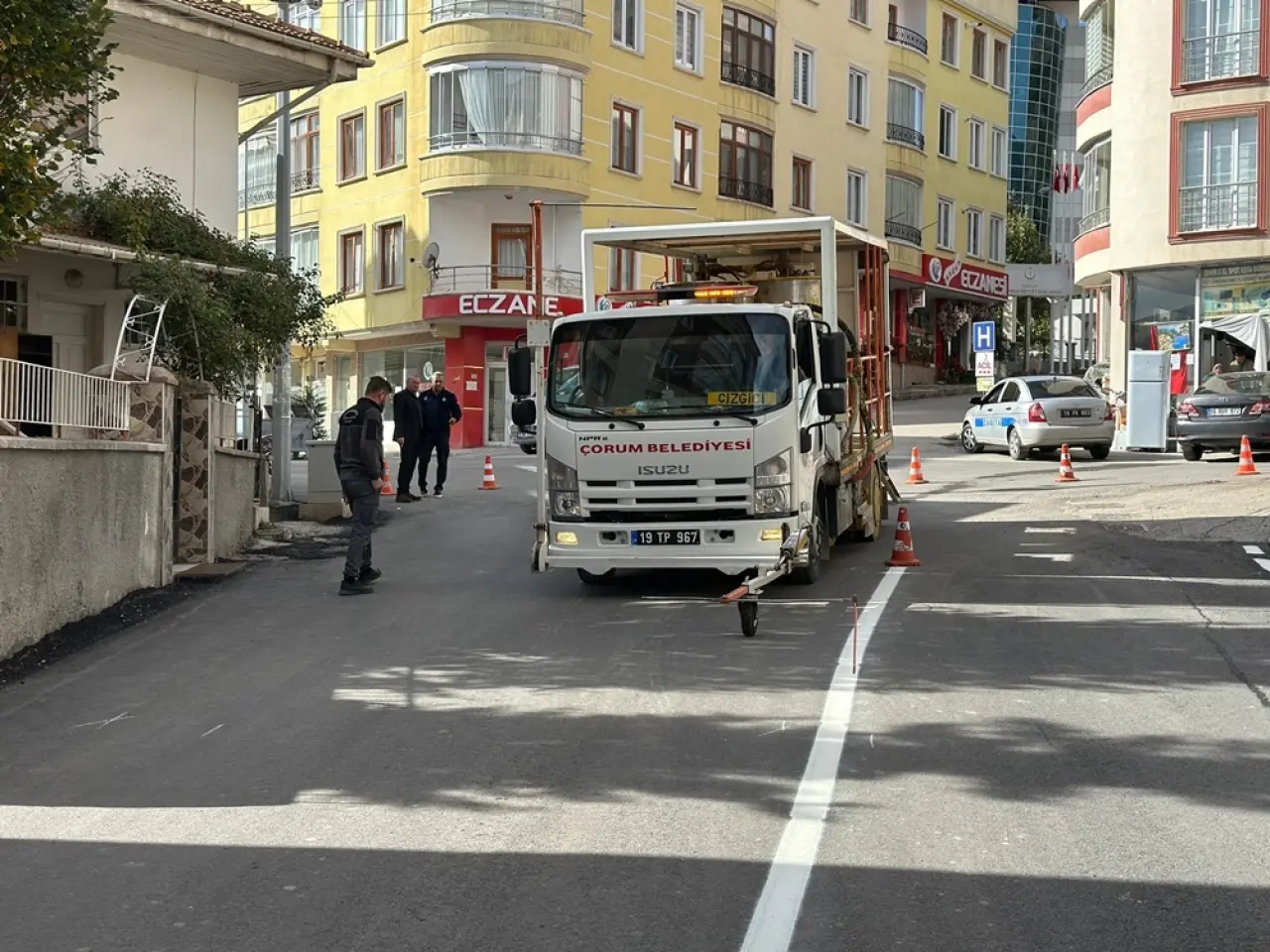 Asfaltlanan Caddelerde Yol Çizgileri Çekiliyor 5