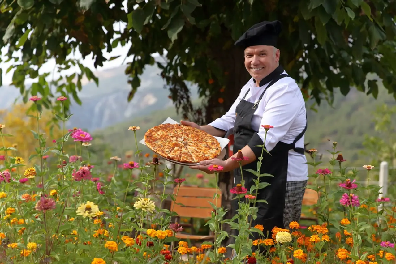 Köyüne Pizzacı Açtı, Talebe Yetişemiyor 1