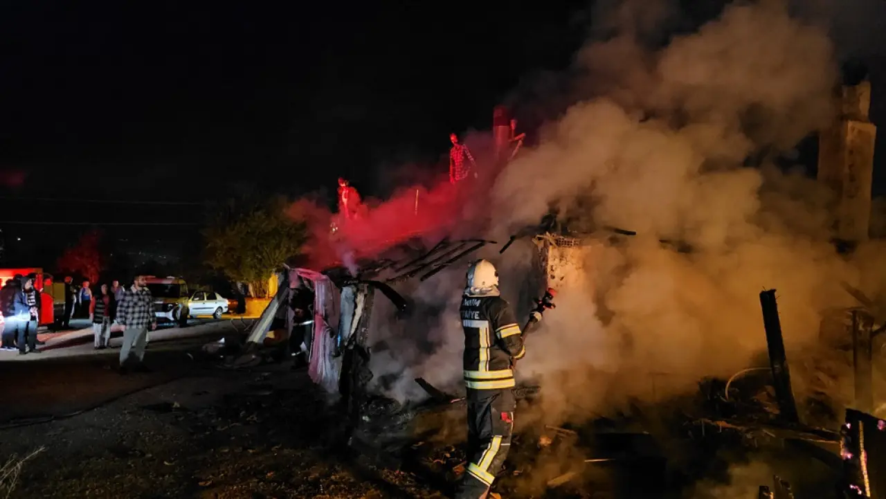 Evde Yangın Çıktı, 7 Kişi Hastanede 4