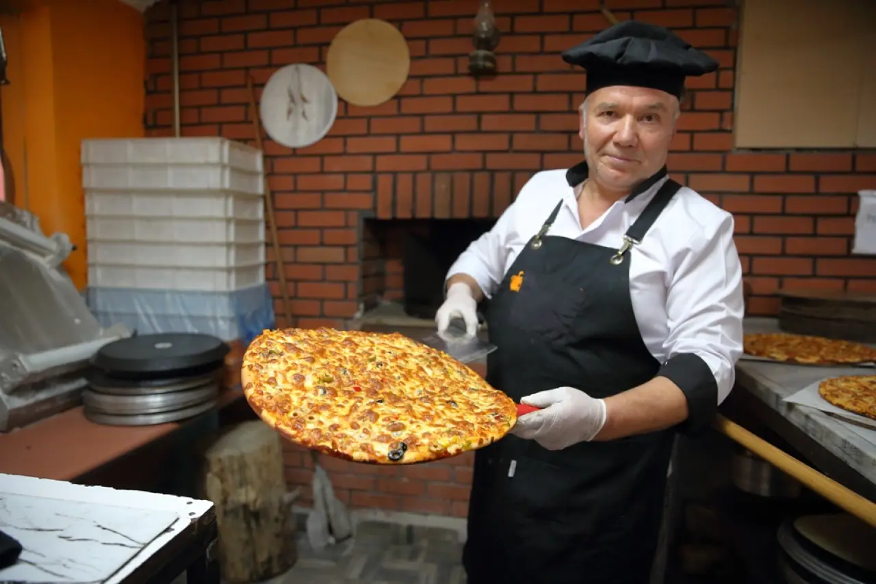 Köyüne Pizzacı Açtı, Talebe Yetişemiyor 9