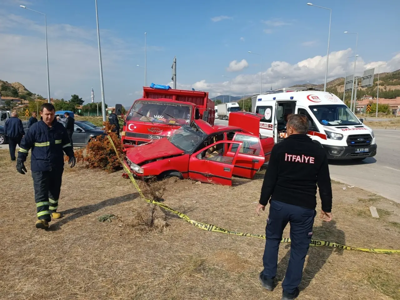 Otomobille Kamyonet Çarpıştı: 1 Ölü 1