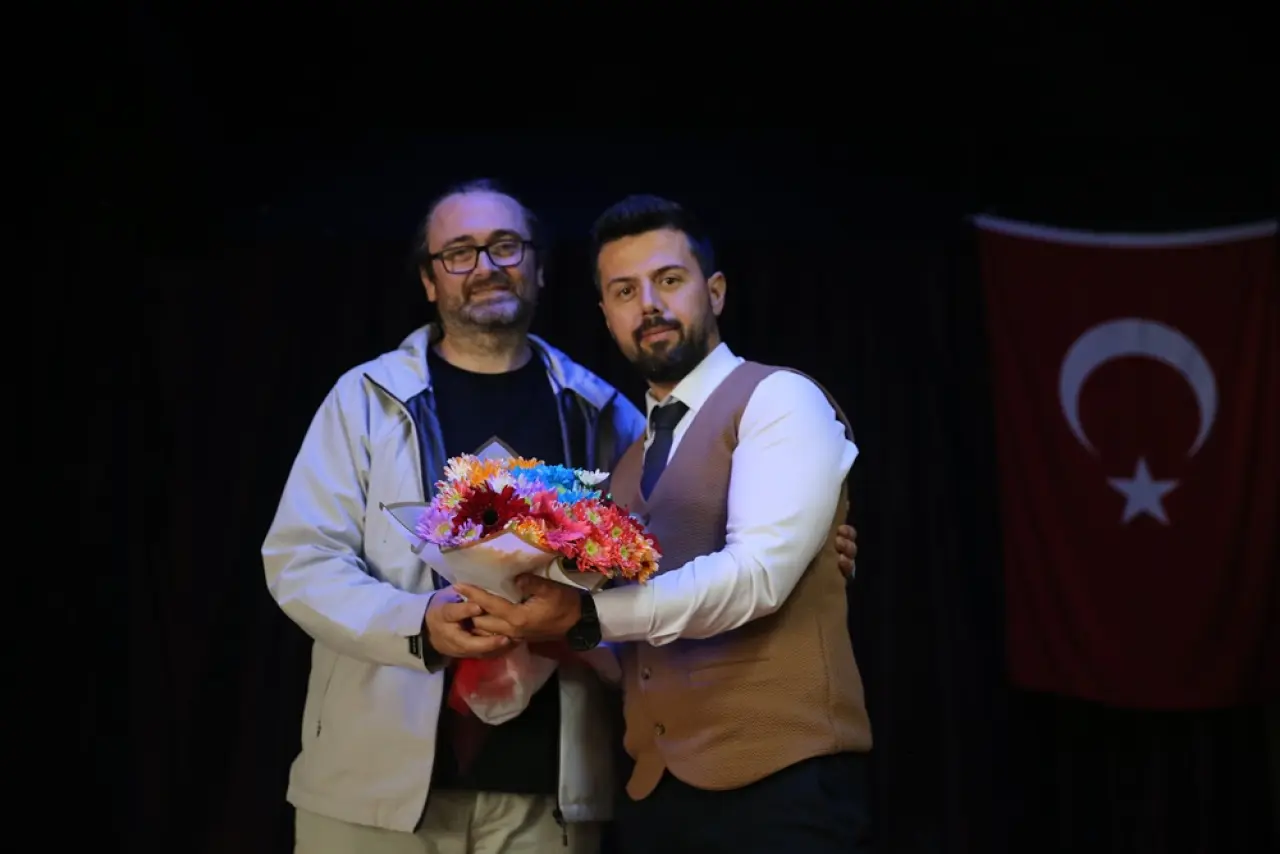 Söyleşilerinde Evcil Hayvanlara Dikkat Çekiyor 4