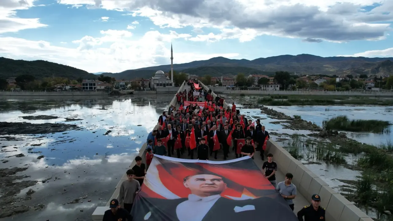 102 Metrelik Dev Bayrakla Yürüyüş 3