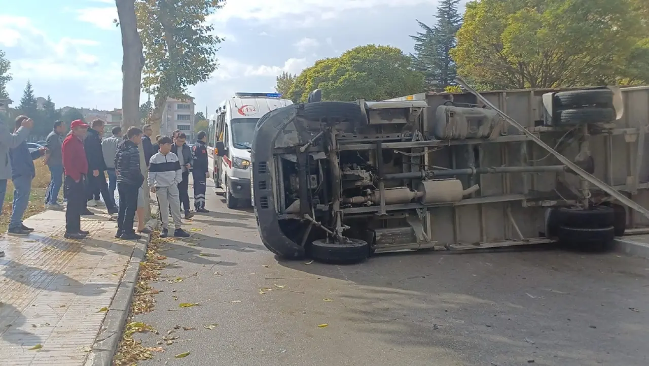 Otomobille Kamyonet Birbirine Girdi: 5 Yaralı 5
