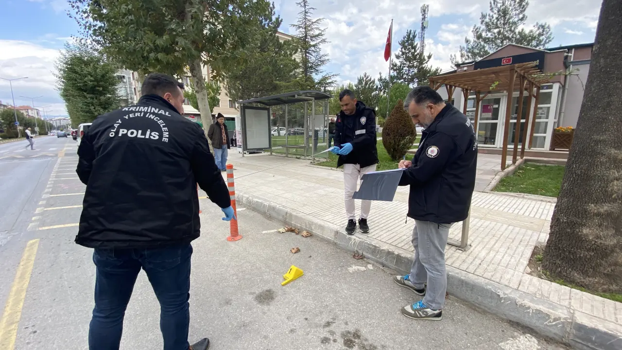 Motosikletli Saldırgan Muhtarlığa Kurşun Yağdırdı 5