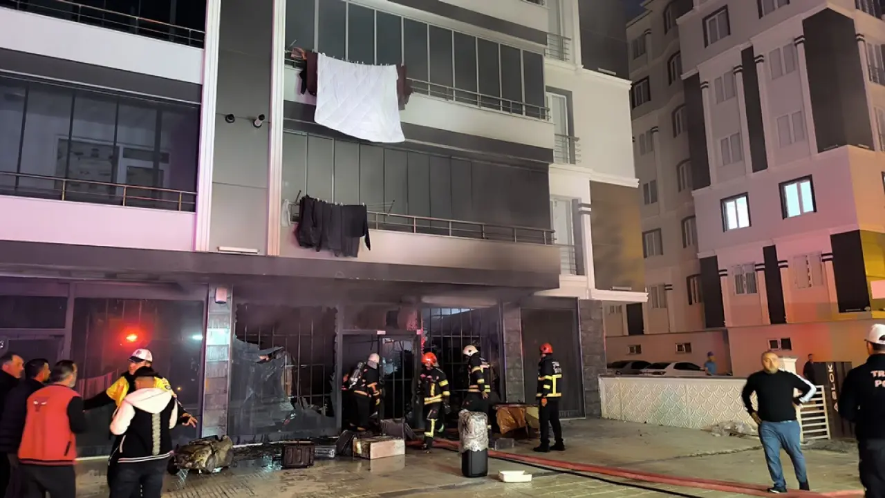 AVM Deposundaki Yangın Korkuttu 3