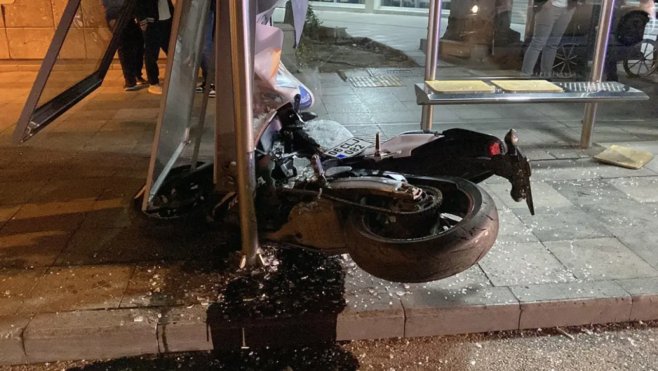 Otomobille Motosiklet Çarpıştı: 1 Yaralı 2