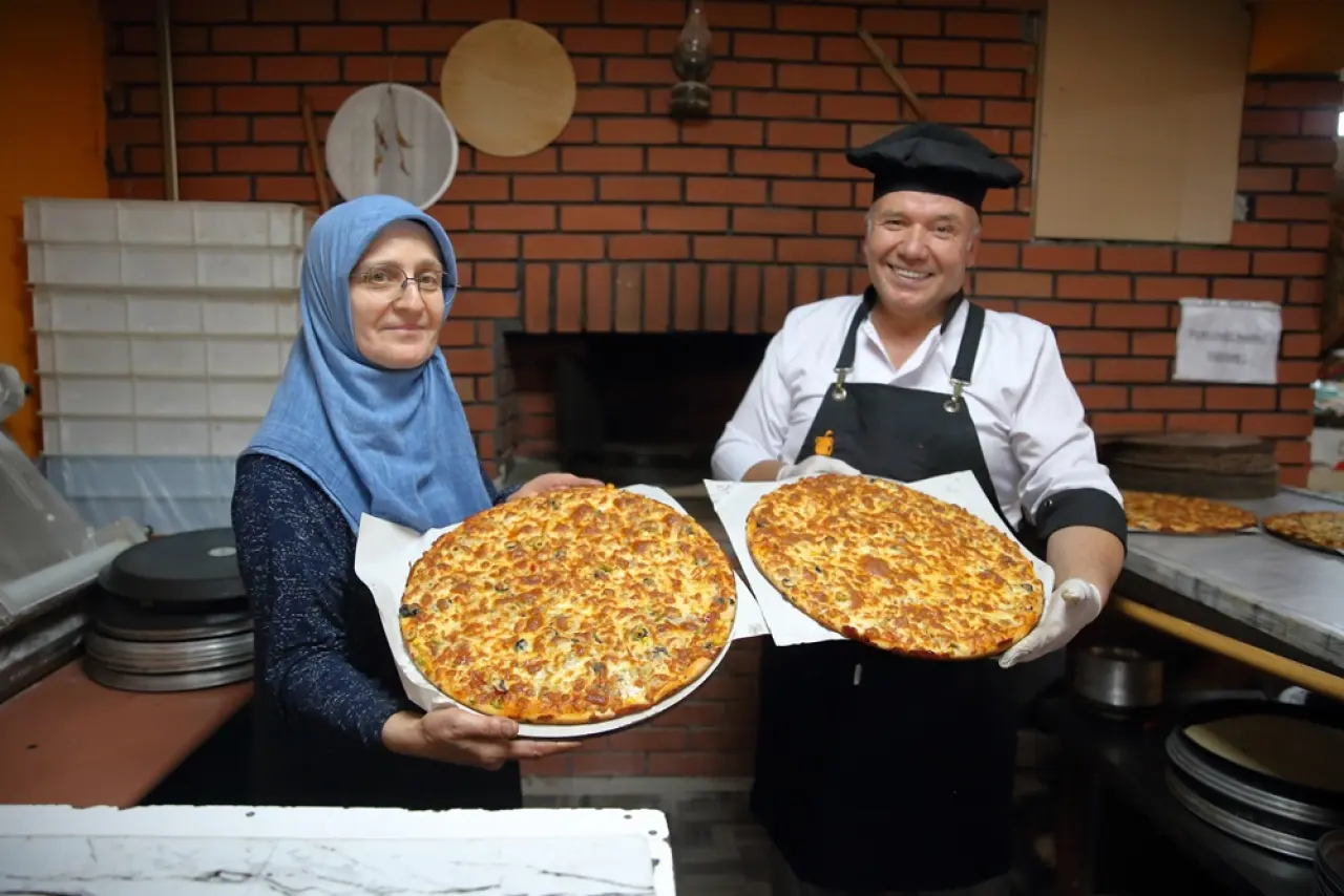 Köyüne Pizzacı Açtı, Talebe Yetişemiyor 7
