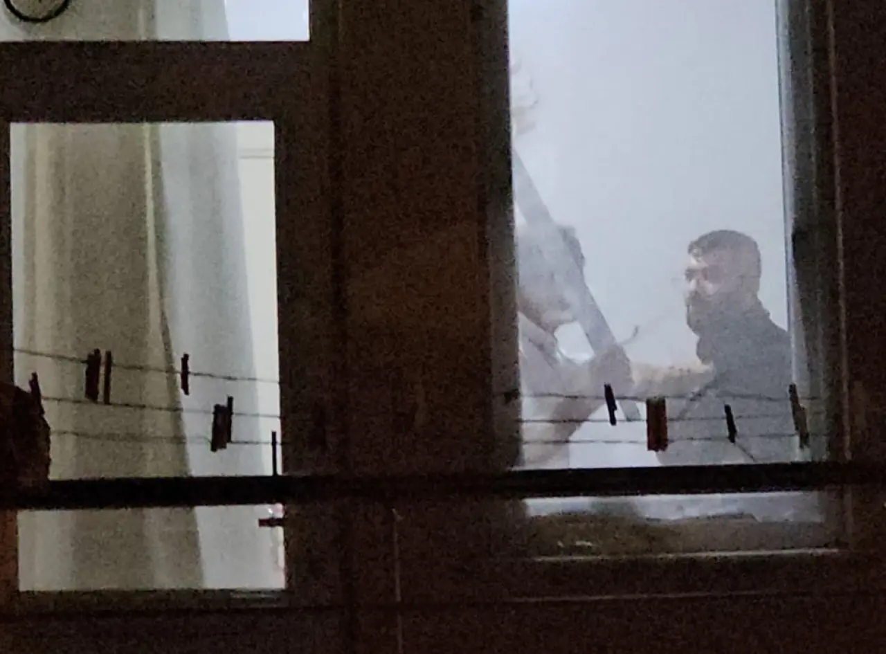 Arkadaşını Kılıçla Rehin Aldı! 3