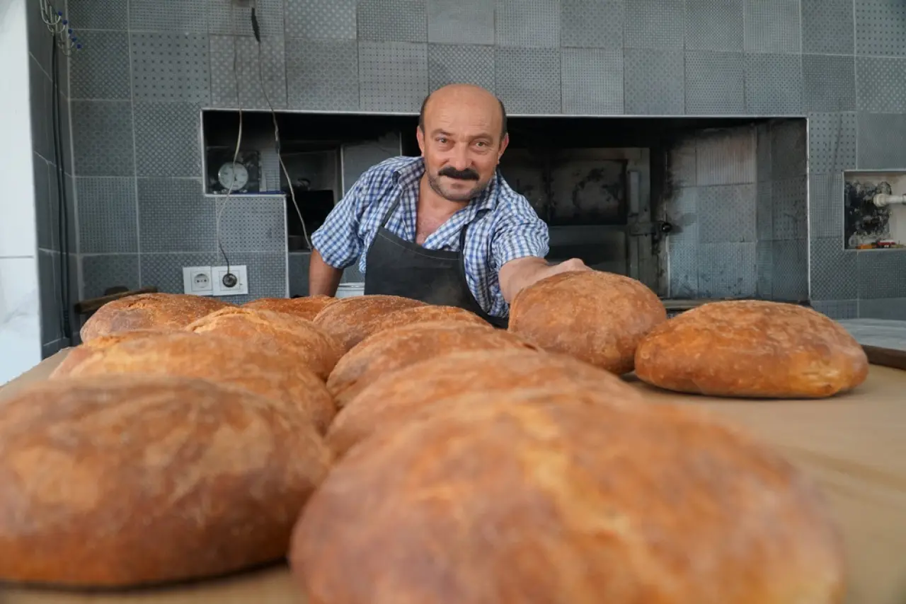 Evinin Alt Katında Açtı, Ekmek Üretiyor 3