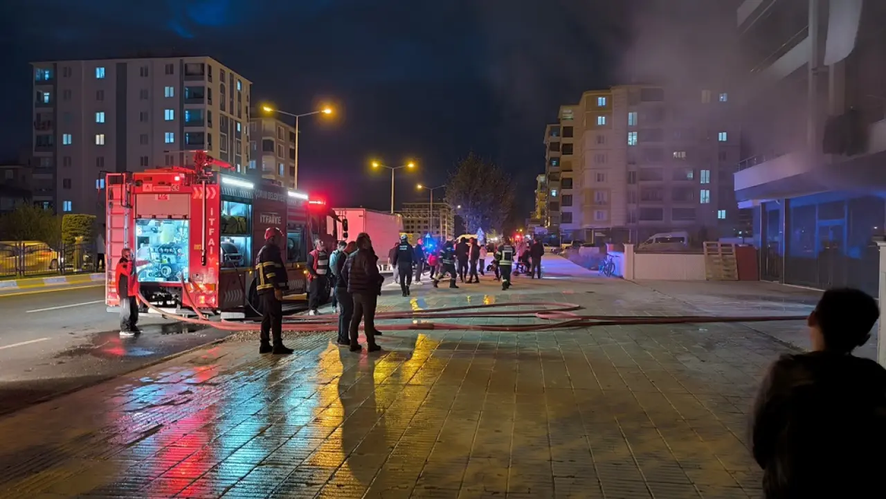 AVM Deposundaki Yangın Korkuttu 1