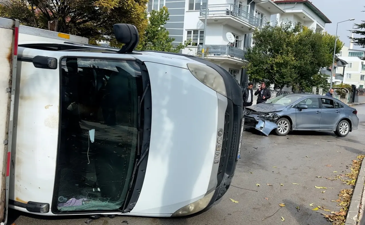 Otomobille Kamyonet Birbirine Girdi: 5 Yaralı 3