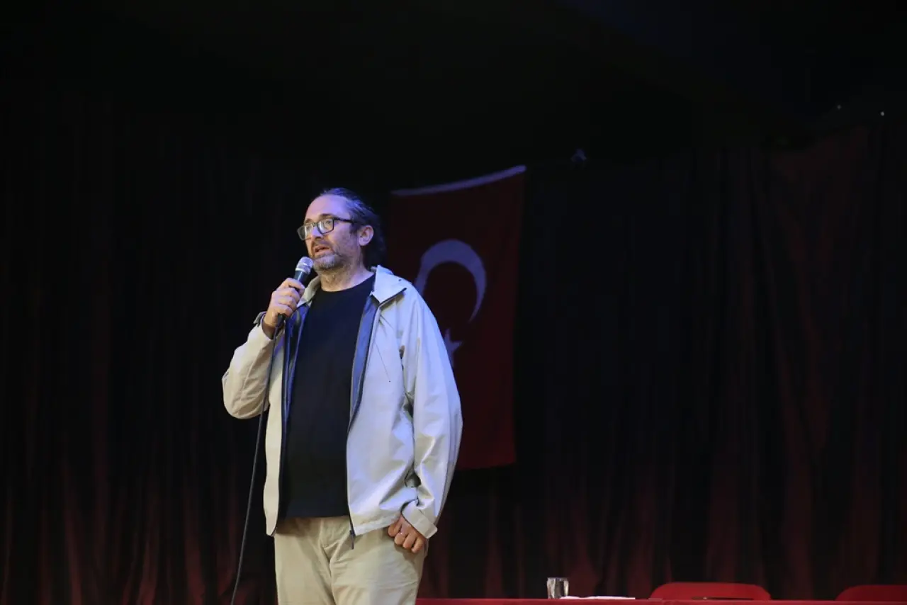 Söyleşilerinde Evcil Hayvanlara Dikkat Çekiyor 3